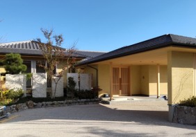 本物の木に囲まれたモダン和風住宅