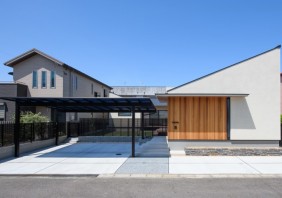 ロフト付きリビングからの庭遊び<br>家族が集うモダンな平屋