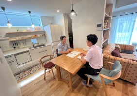 家族が顔を合わせる明るくて快適な家