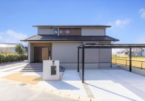 天然木にこだわり、木のぬくもりが感じられる和モダンな家