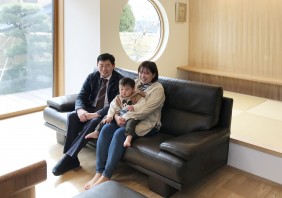 円窓のある家