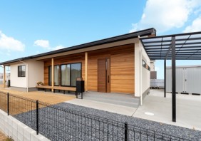 桧の香りが漂う、開放的なテラスが魅力の平屋