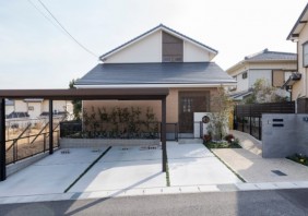 円窓のある家