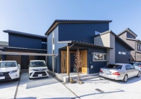 親子三世帯が隣同士で<br>仲良く暮らす個性が活きる3邸