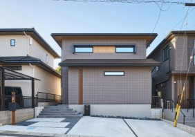 広々としたリビングで、家族の笑顔が溢れる住まい