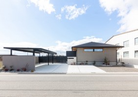 天然木の香りに包まれた温かな平屋の住まい