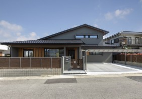 天然木の温もりが広がる吹き抜けのある家