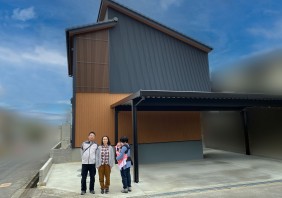 スタイリッシュなスチール階段が映える、理想の住まい