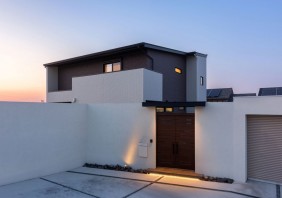 総タイル貼りのモダンな二階建て