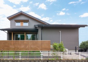 大屋根がもたらす安心感のある平屋プラスの家