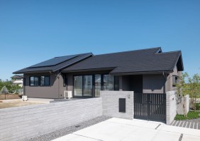 四季を感じて暮らす 大きなLDKと坪庭のある平屋