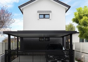 天然木と異素材融合の住まい