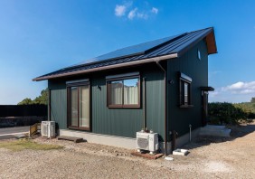 家族のプライベートにも配慮したモダン半平屋