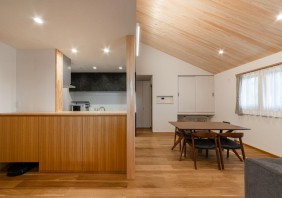 愛犬と暮らす天然木の平屋