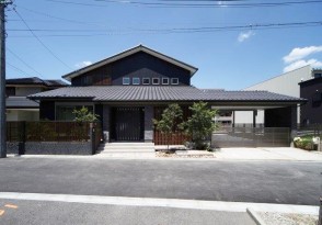 和のテイストとガレージと融合させた外観を持つ家
