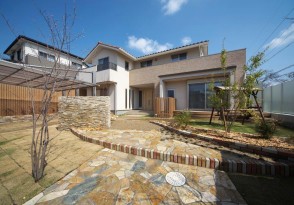 傾斜地の立地をうまく利用したビルトインガレージが特徴的な住まい