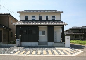 光あふれる吹き抜け玄関の家