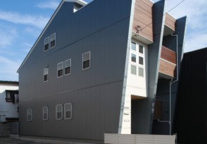 街中の狭小地で叶える木にこだわった住まい