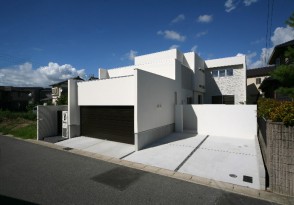 真っ白なたたずまいが印象的なビルトインガレージのあるシンプルモダンな住まい
