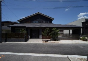 和のテイストとガレージと融合させた外観を持つ家