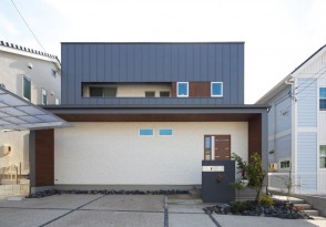 縦ラインの外壁が印象的なスタイリッシュな住まい