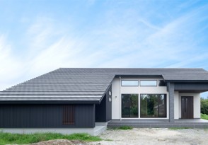 大屋根と大きなロフトのある平屋