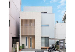 木に包まれる都市型三階建住宅