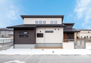 開放感のあるリビングでお庭を眺める住まい