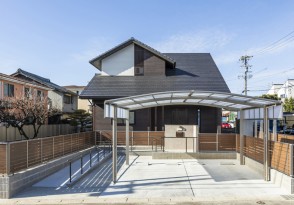 五連の窓があるダイナミックな大屋根の家