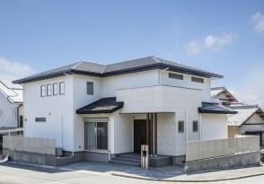 家族が集う吹抜けリビングのある家