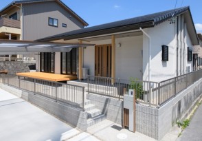 愛⽝と家族が楽しく住まう平屋