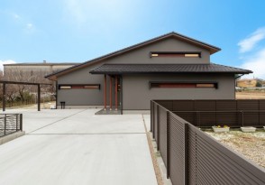 大屋根が特徴的な落ち着きある家