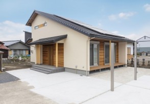 天然木の温もりに包まれる吹き抜けのある家