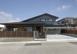 天然木の温もりが広がる吹き抜けのある家