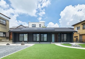 思い出を引き継ぐ古民家風の「平屋」