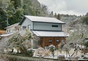 グレーの外観が映えるこだわりの住まい