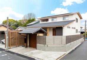天然木に包まれる勾配天井のある家