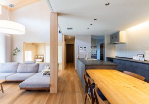 光と天然木の調和が美しい和モダンな住まい