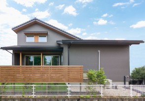 大屋根がもたらす安心感のある平屋プラスの家