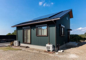 家族のプライベートにも配慮したモダン半平屋