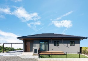 愛犬と暮らす天然木の平屋