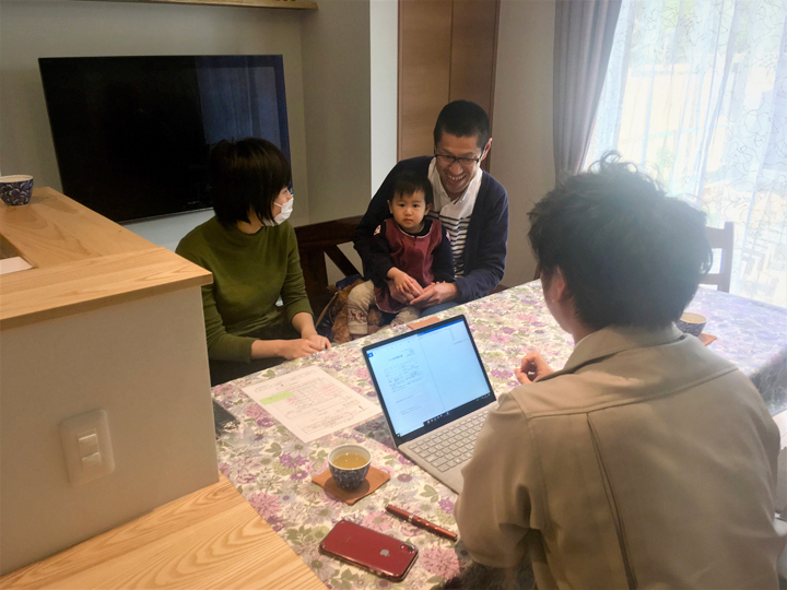 ダイニングでくつろぐ住まい
