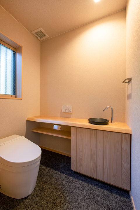 力強い木組みがお迎えする桧にこだわった本格和風住宅