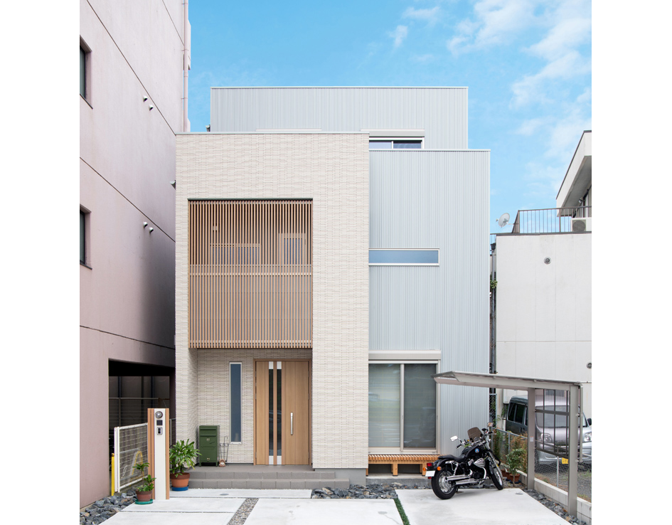 木に包まれる都市型三階建住宅
