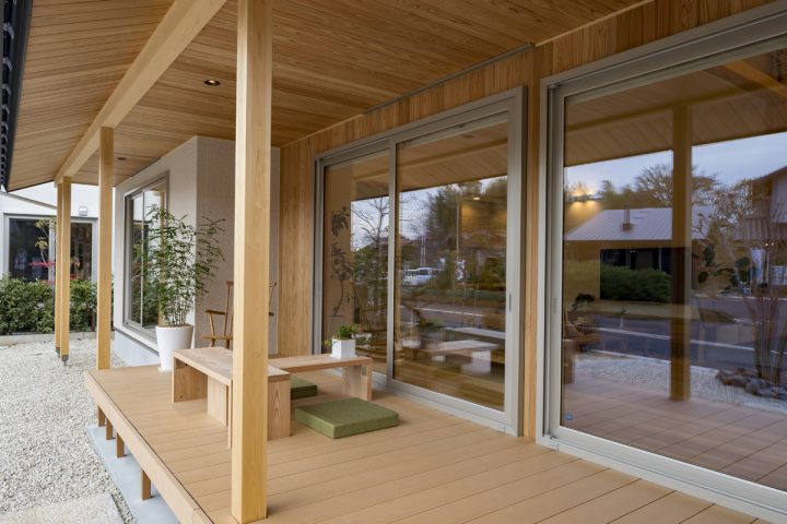 外と中をつなげる便利なウッドデッキは、まるでもう１つのお部屋があるような感覚。
