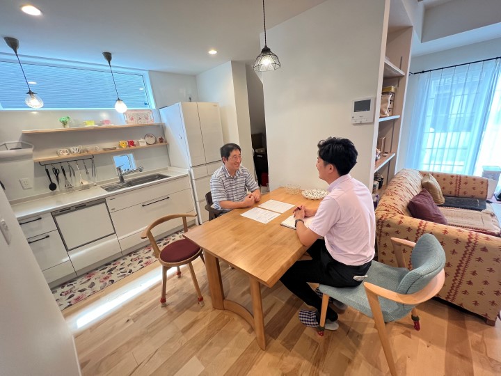 家族が顔を合わせる明るくて快適な家