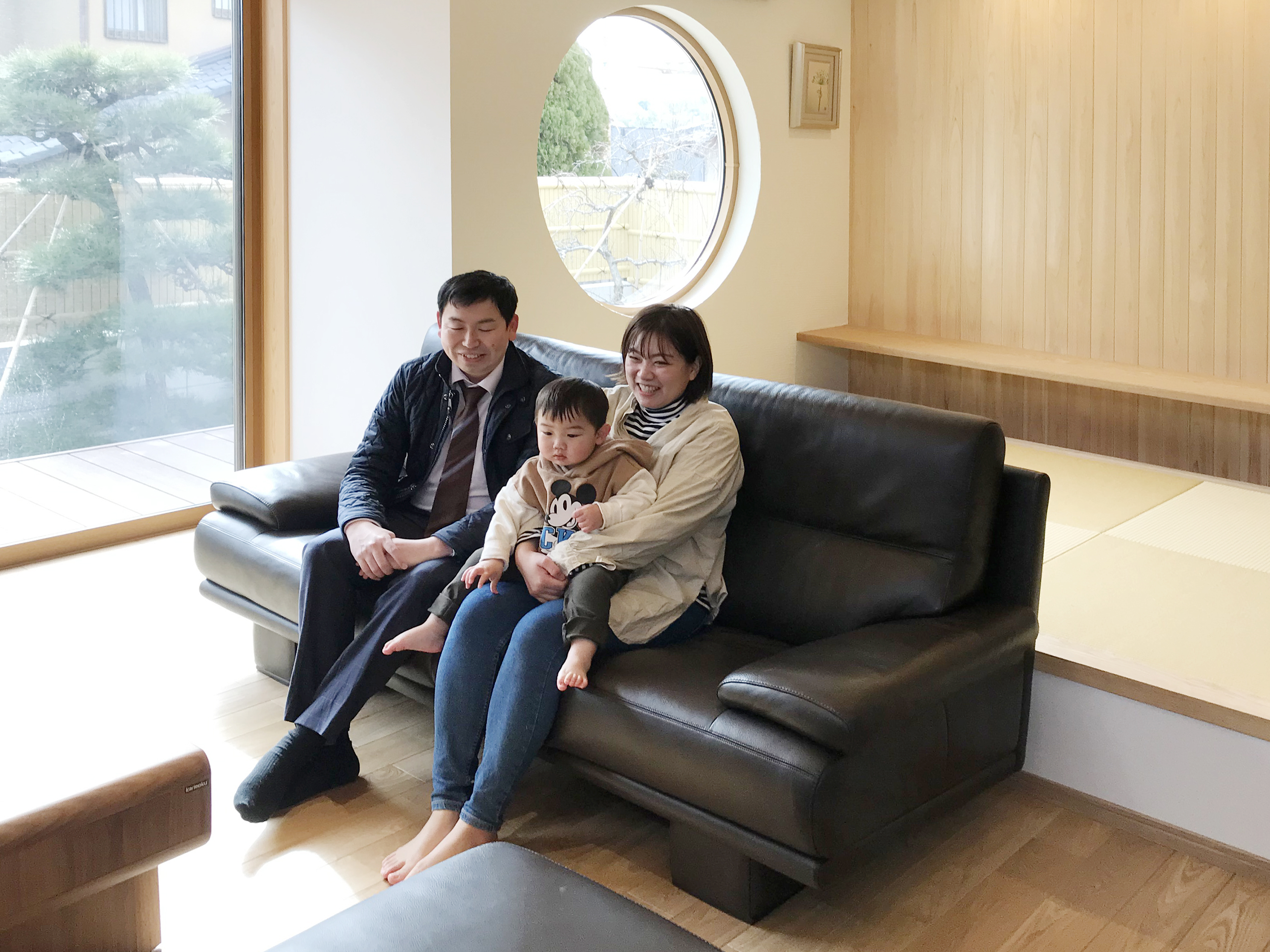 円窓のある家