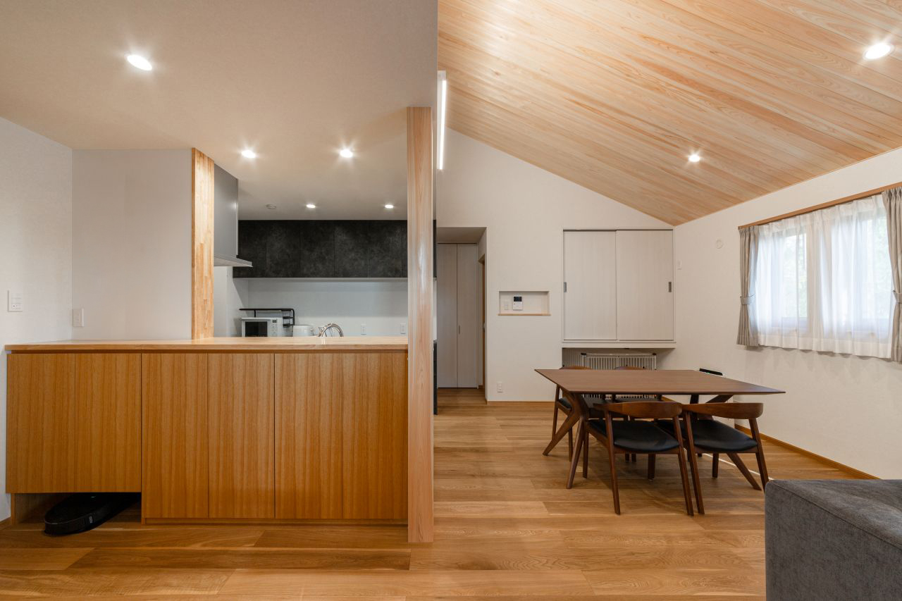 愛犬と暮らす天然木の平屋